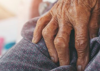 HOMBRE LE DA TREMENDA GOLPIZA A SU MAMÁ DE 92 AÑOS