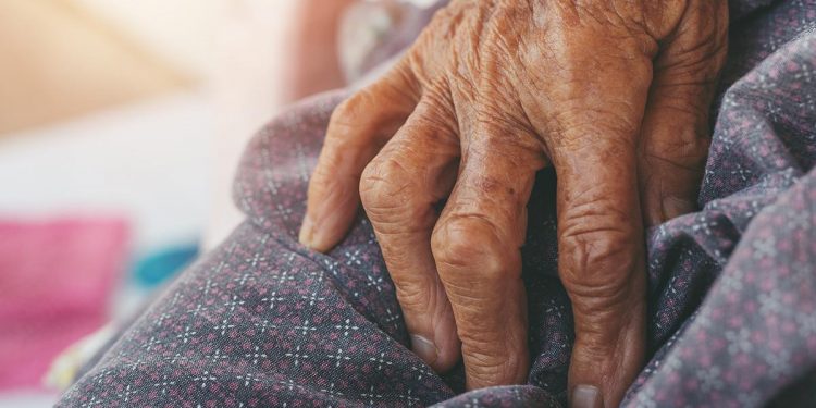 HOMBRE LE DA TREMENDA GOLPIZA A SU MAMÁ DE 92 AÑOS