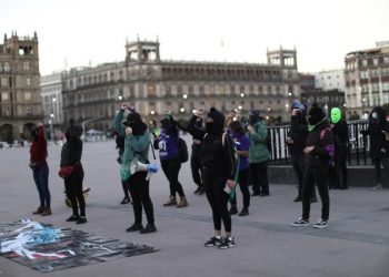 MEXICANAS ENTONAN «UN VIOLADOR EN TU CAMINO» PARA FRENAR CANDIDATURA DE SENADOR MORENISTA