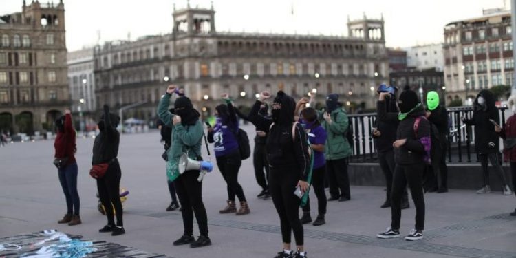 MEXICANAS ENTONAN «UN VIOLADOR EN TU CAMINO» PARA FRENAR CANDIDATURA DE SENADOR MORENISTA