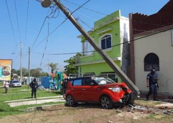 CONDUCTOR SE DESMAYA EN CARRETERA VILLAHERMOSA-TEAPA Y SE CHOCA CON UN POSTE