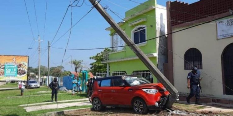 CONDUCTOR SE DESMAYA EN CARRETERA VILLAHERMOSA-TEAPA Y SE CHOCA CON UN POSTE