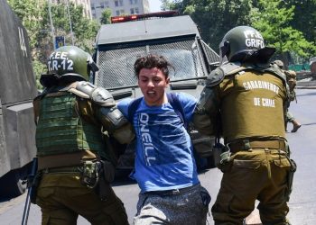 POLICÍA BALEA A MALABARISTA EN CHILE Y GENERA PROTESTAS