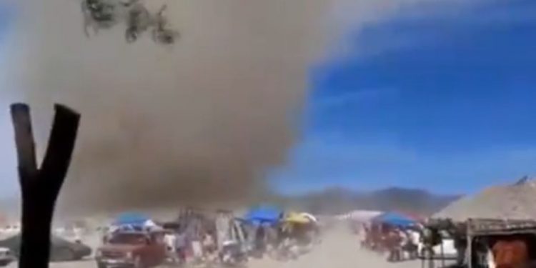 TORNADO ARRASA CON TIANGUIS EN HIDALGO