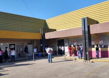 DENUNCIAN VENTA DE LUGARES EN LA FILA PARA HACER TRÁMITES EN MÓDULOS DEL INE