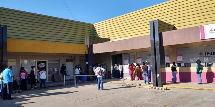 DENUNCIAN VENTA DE LUGARES EN LA FILA PARA HACER TRÁMITES EN MÓDULOS DEL INE