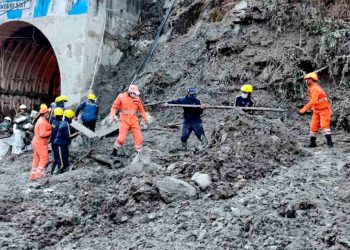 SUMAN 26 MUERTOS TRAS AVALANCHA EN EL HIMALAYA