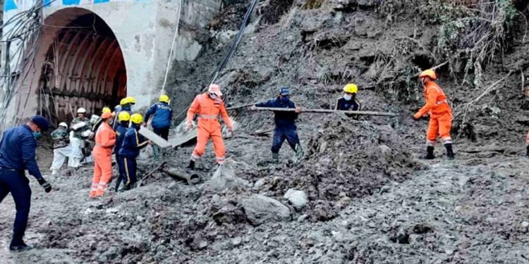SUMAN 26 MUERTOS TRAS AVALANCHA EN EL HIMALAYA