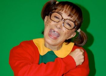 «LA CHILINDRINA» POSA EN BIKINI A LOS 70 AÑOS
