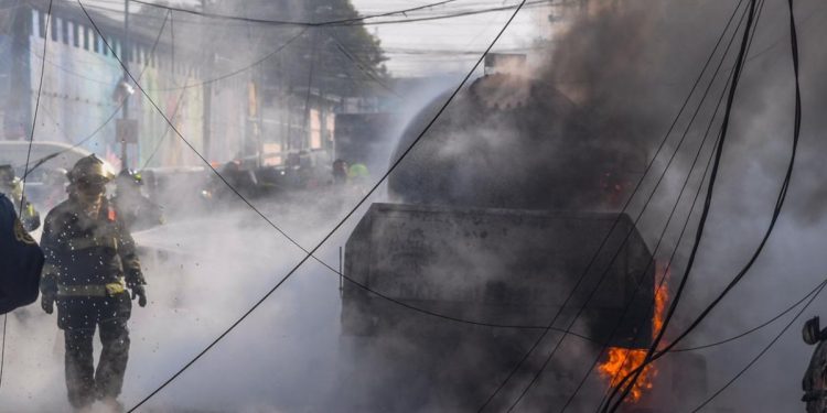 PIPA DE GAS SE INCENDIA EN INMEDIACIONES DEL MERCADO DE JAMAICA EN LA CDMX