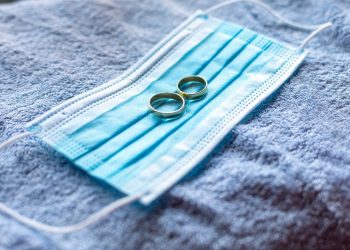 PAREJA ESPAÑOLA SE CASA ANTES DE SER SEDADA E INTUBADA