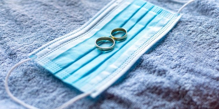 PAREJA ESPAÑOLA SE CASA ANTES DE SER SEDADA E INTUBADA