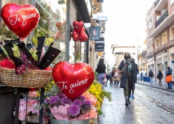 VÍCTIMAS DE LA MERCADOTECNIA: LAS COMPRAS EN LÍNEA POR SAN VALENTÍN HAN AUMENTADO EL 321 % EN UNA DÉCADA