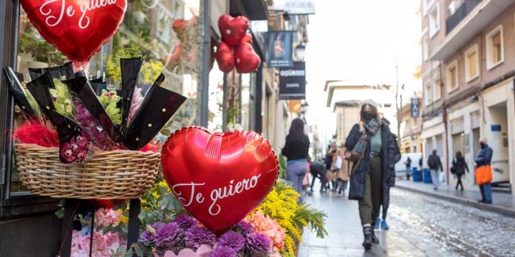 VÍCTIMAS DE LA MERCADOTECNIA: LAS COMPRAS EN LÍNEA POR SAN VALENTÍN HAN AUMENTADO EL 321 % EN UNA DÉCADA