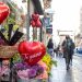 VÍCTIMAS DE LA MERCADOTECNIA: LAS COMPRAS EN LÍNEA POR SAN VALENTÍN HAN AUMENTADO EL 321 % EN UNA DÉCADA