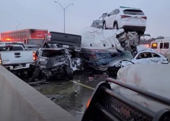 CARAMBOLA DE AL MENOS 75 AUTOS DEJA 5 MUERTOS EN TEXAS