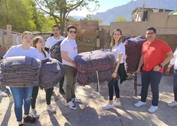 CRITICAN A SAMUEL GARCÍA POR REGALAR COBIJAS «CORRIENTES» EN NUEVO LEÓN