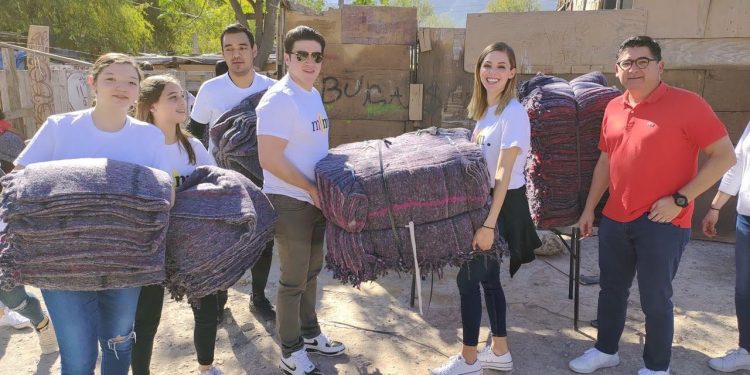 CRITICAN A SAMUEL GARCÍA POR REGALAR COBIJAS «CORRIENTES» EN NUEVO LEÓN