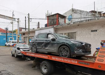 CHOQUE DEJA CUATRO VEHÍCULOS DAÑADOS Y UNA PERSONA HERIDA EN VILLAHERMOSA