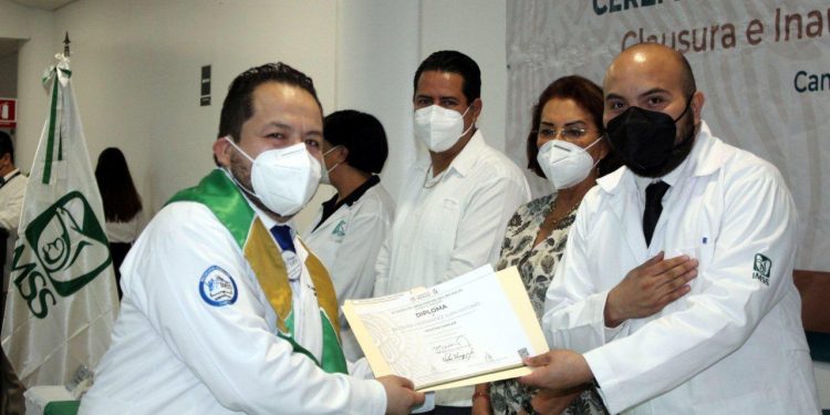 CELEBRA IMSS QUINTANA ROO GRADUACIÓN DE 26 NUEVOS ESPECIALISTAS