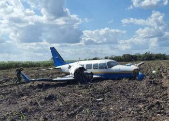 AVIONETA ATERRIZA DE EMERGENCIA EN LA COMUNIDAD DE SERGIO BUTRÓN CASAS