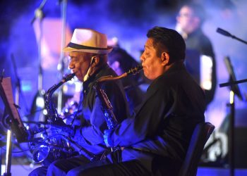 DEDICAN CONCIERTO A ARMANDO MANZANERO