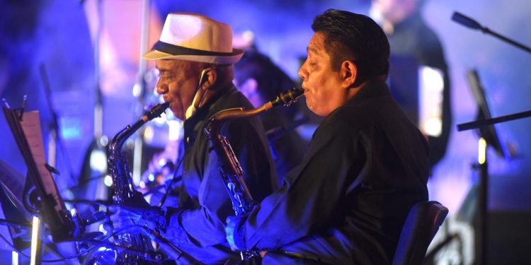 DEDICAN CONCIERTO A ARMANDO MANZANERO