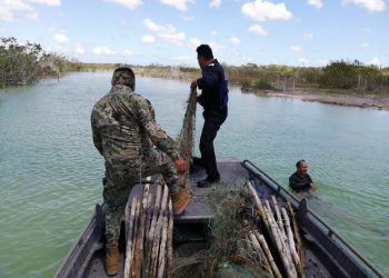 RETIRA LA SEMAR RED DE PESCA EN EL ESTERO DE CHAC