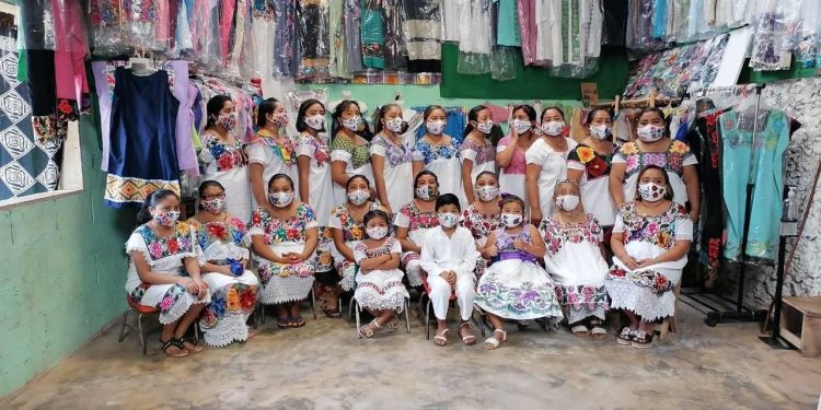 BORDADORAS DE X-PICHIL PARTICIPAN EN EL CONCURSO ‘EL ARTESANO DEL AÑO»