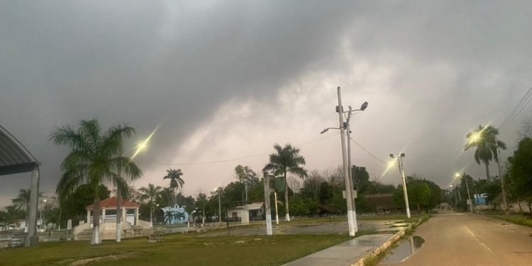 LLUVIAS DEJAN SIN LUZ A 6 COMUNIDADES DE FELIPE CARRILLO PUERTO