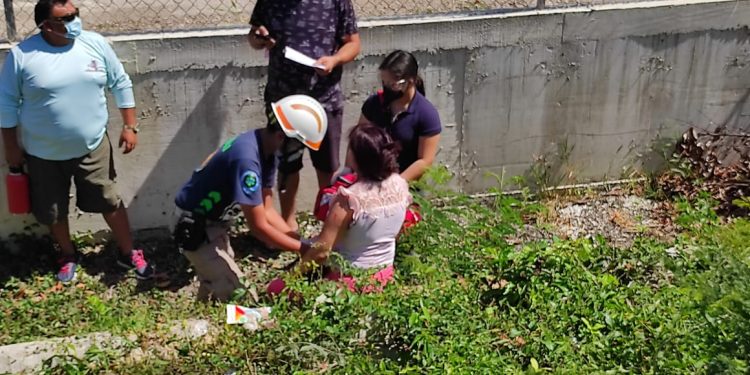 MUJER VUELCA SU VEHÍCULO EN&nbsp; LA BARDA PERIMETRAL DEL AEROPUERTO INTERNACIONAL DE CHETUMAL
