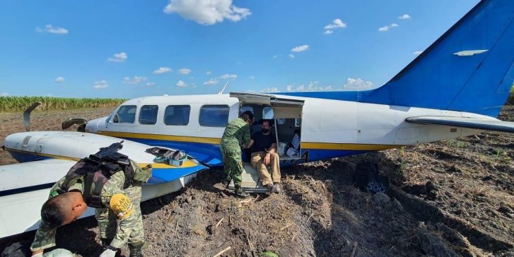 SEDENA BRINDÓ ASISTENCIA A TRIPULANTES DE AERONAVE ACCIDENTADA