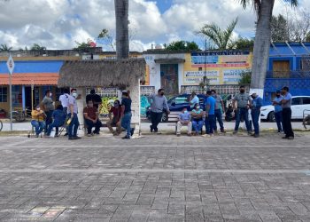 SE MANIFIESTAN TRABAJADORES DEL AYUNTAMIENTO POR FALTA DE PAGO DE NÓMINA