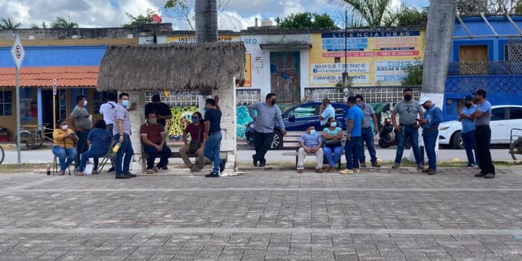 SE MANIFIESTAN TRABAJADORES DEL AYUNTAMIENTO POR FALTA DE PAGO DE NÓMINA