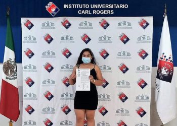 EGRESADOS DEL INSTITUTO UNIVERSITARIO CARL ROGERS RECIBEN CERTIFICADOS Y TÍTULOS