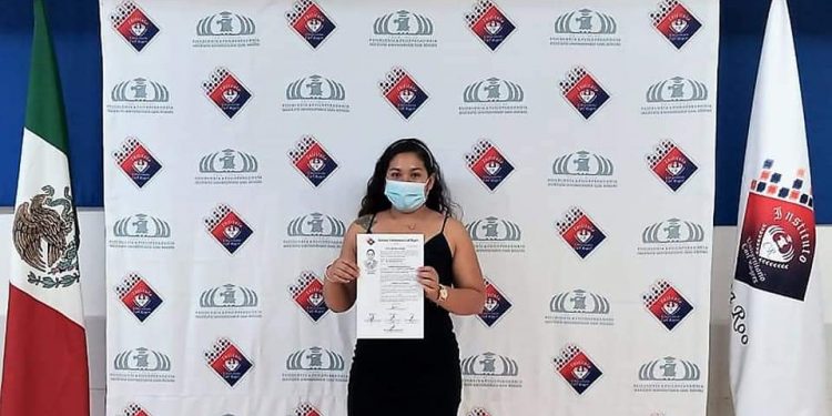 EGRESADOS DEL INSTITUTO UNIVERSITARIO CARL ROGERS RECIBEN CERTIFICADOS Y TÍTULOS