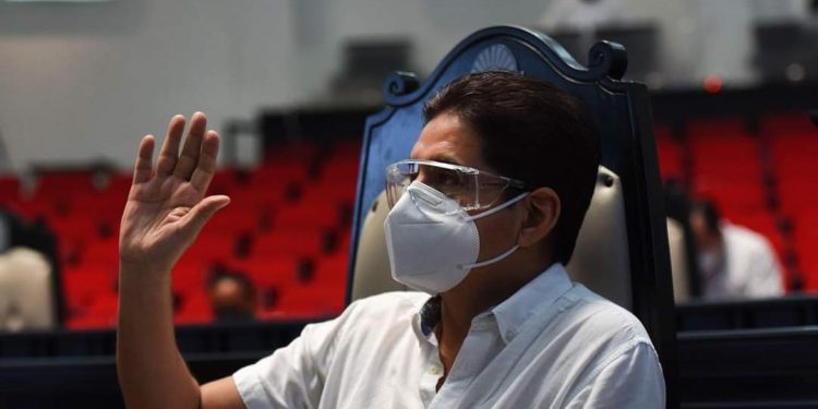 EXHORTA CARLOS HERNÁNDEZ A NO BAJAR LA GUARDIA ANTE EL COVID-19