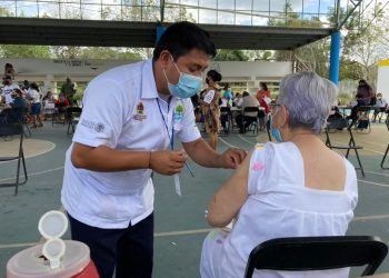 VACUNAN CONTRA EL COVID-19 A ADULTOS MAYORES DE 60 AÑOS EN FCP