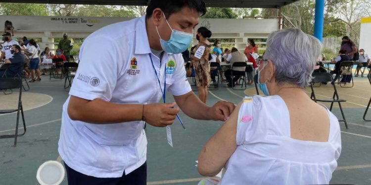 VACUNAN CONTRA EL COVID-19 A ADULTOS MAYORES DE 60 AÑOS EN FCP