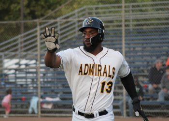 NICK AKINS SE SUMA AL ROSTER FELINO