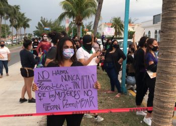 MUJERES MARCHAN EN LA ZONA HOTELERA POR EL DÍA INTERNACIONAL DE LA MUJER