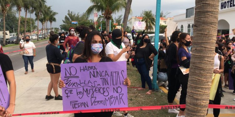 MUJERES MARCHAN EN LA ZONA HOTELERA POR EL DÍA INTERNACIONAL DE LA MUJER