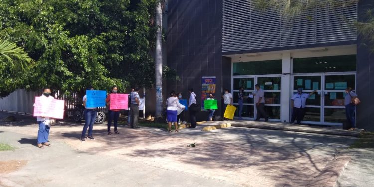 DOCENTES EXIGEN REGULARIZACIÓN DE CLAVES PARA MEJORAR SUS CONDICIONES LABORALES