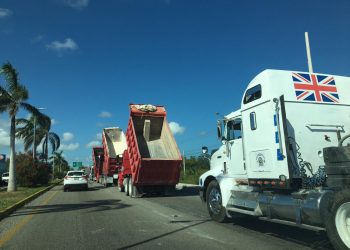 TRANSPORTISTAS CAUSAN CAOS VIAL EN EL TRAMO PUERTO MORELOS – CANCÚN