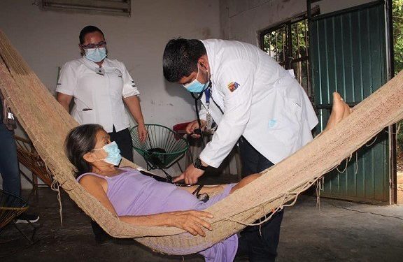 LLEVAN BRIGADAS VACUNA CONTRA EL COVID A 110 HOGARES EN PARAÍSO