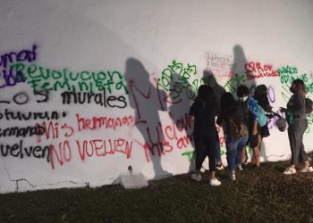 RED FEMINISTA QUINTANARROENSE,  VANDALIZA EL EDIFICIO DEL CONGRESO COMO REPRESALIA POR LA DESTRUCCIÓN DE LA “ANTIMONUMENTAL”