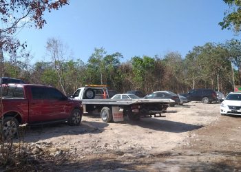 ASEGURAN DOS CAMIONETAS DE PRESUNTOS SICARIOS EN LA ZONA DE INVASIÓN DEL ARCO VIAL EN CANCÚN