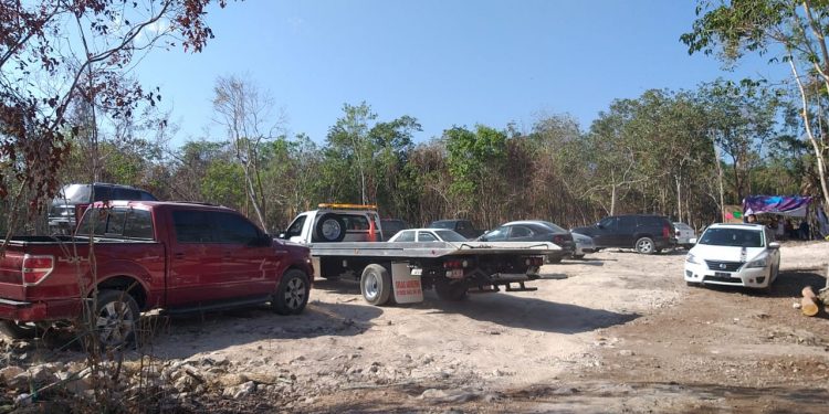 ASEGURAN DOS CAMIONETAS DE PRESUNTOS SICARIOS EN LA ZONA DE INVASIÓN DEL ARCO VIAL EN CANCÚN