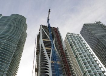 HOMBRE MUERE AL TIRARSE EN PARACAÍDAS DEL PISO 23 DE UN EDIFICIO EN EU
