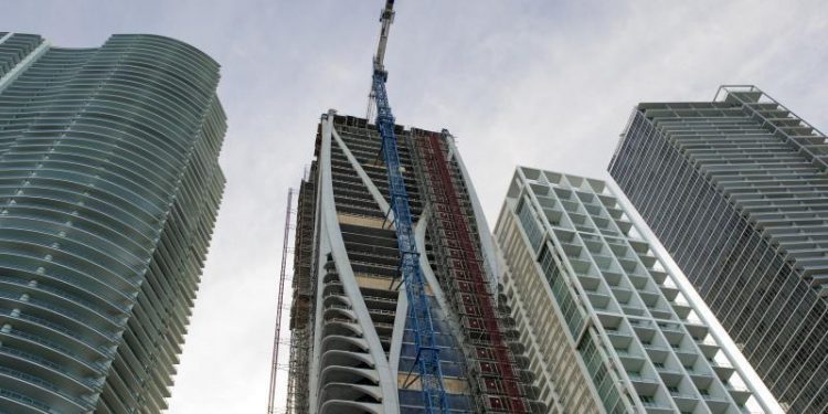 HOMBRE MUERE AL TIRARSE EN PARACAÍDAS DEL PISO 23 DE UN EDIFICIO EN EU